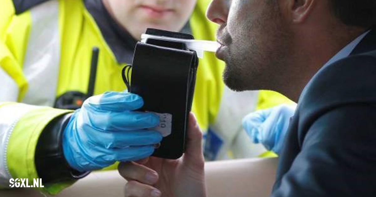mannen stinken zo naar alcohol dat blaastest-apparaat crasht | SGXL.nl